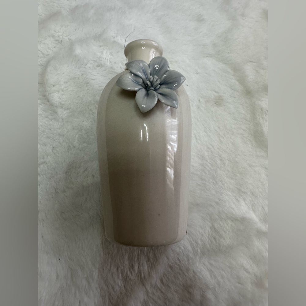 Elegant Cream Vase with light blue Floral Accent